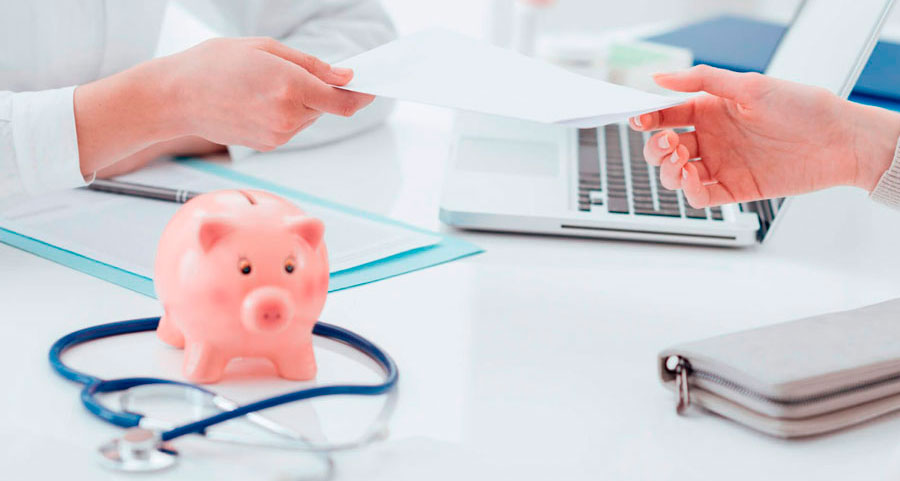 декоративное изображение - две руки, свинка-копилка и стетоскоп