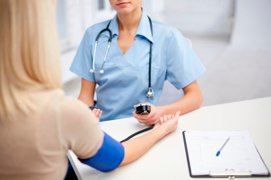 измерение давления на приеме у врача