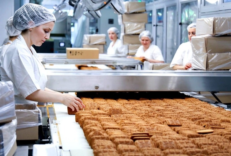 Работники, контактирующие с продуктами питания, должны проходить регулярное медицинское обследование