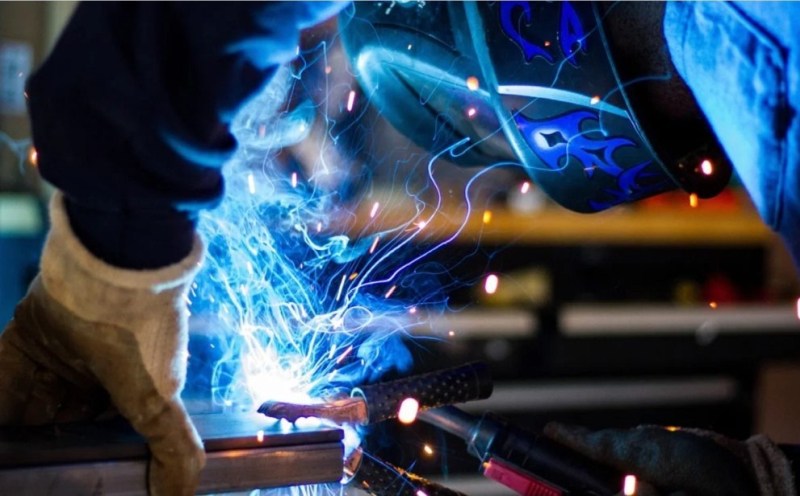 работа сварщика связана с многофакторным риском для здоровья